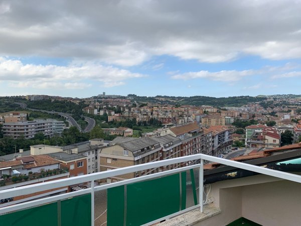 appartamento in vendita ad Ancona in zona Montirozzo