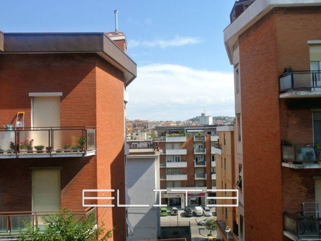 appartamento in vendita ad Ancona in zona Montirozzo