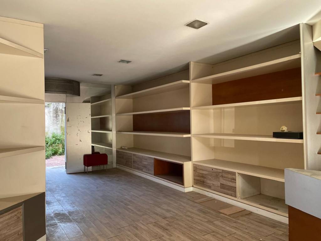 negozio in vendita ad Ancona in zona Piano San Lazzaro