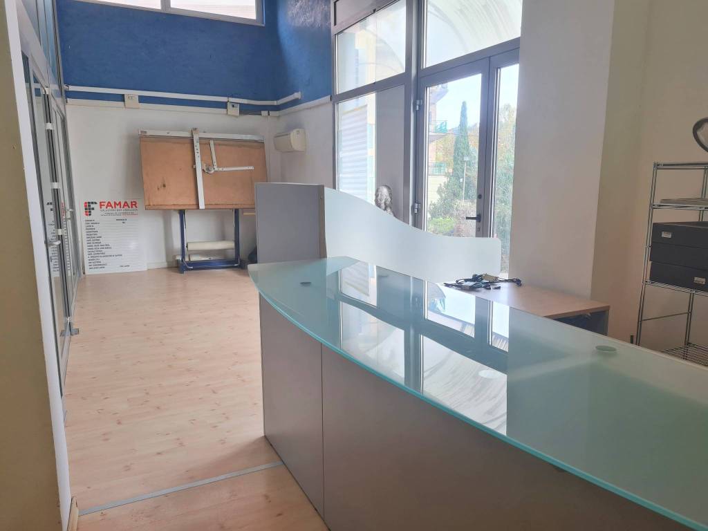 locale commerciale in vendita ad Ancona in zona Piano San Lazzaro