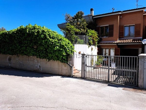 casa indipendente in vendita ad Ancona in zona Montemarino