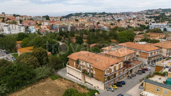 negozio in vendita ad Ancona in zona Posatora