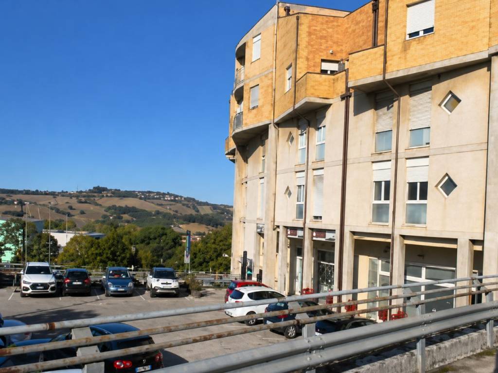 ufficio in vendita ad Ancona in zona Brecce Bianche