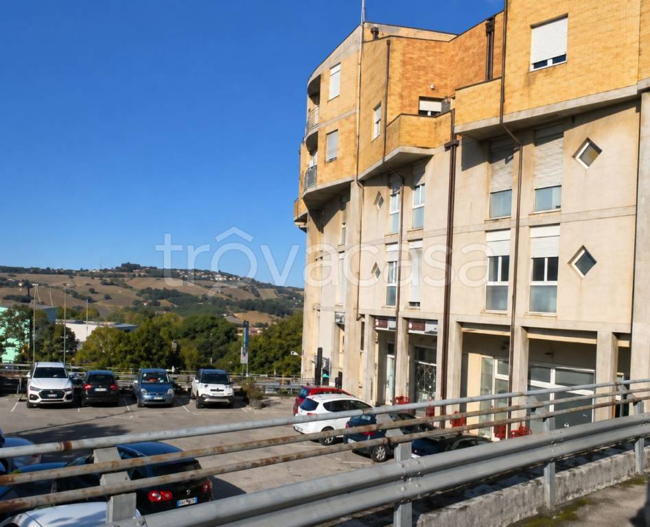 ufficio in vendita ad Ancona in zona Brecce Bianche