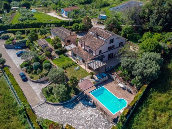 casa indipendente in vendita ad Ancona in zona Candia
