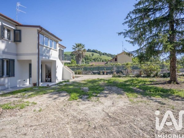 casa indipendente in vendita ad Ancona in zona Paterno