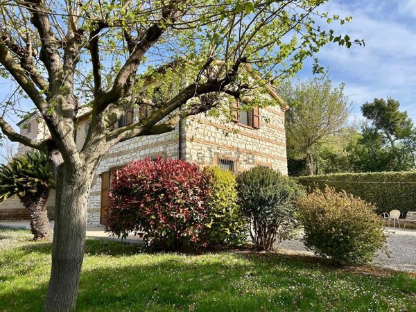 casa indipendente in vendita ad Ancona in zona Varano