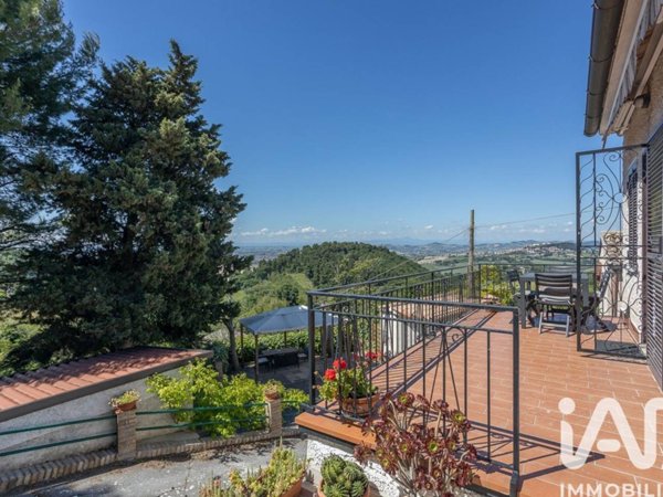 casa indipendente in vendita ad Ancona in zona Varano