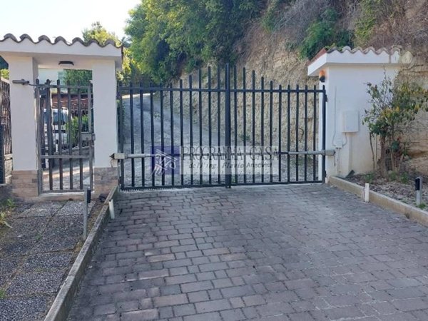 casa indipendente in vendita ad Ancona in zona Paterno