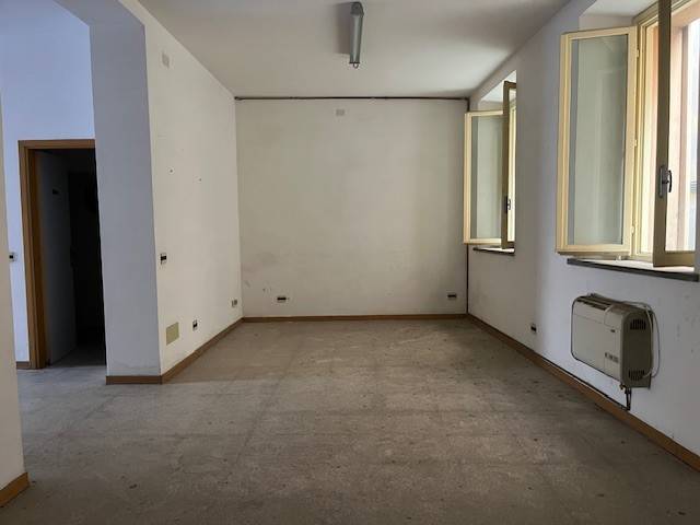 negozio in vendita ad Ancona in zona Piano San Lazzaro