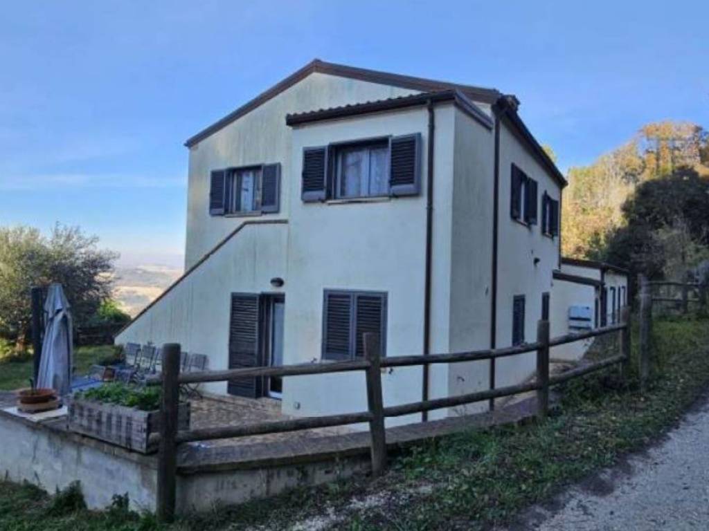 casa indipendente in vendita ad Ancona in zona Candia