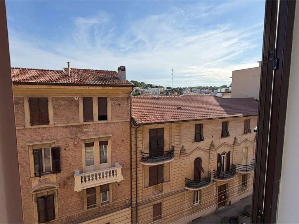appartamento in vendita ad Ancona in zona Adriatico