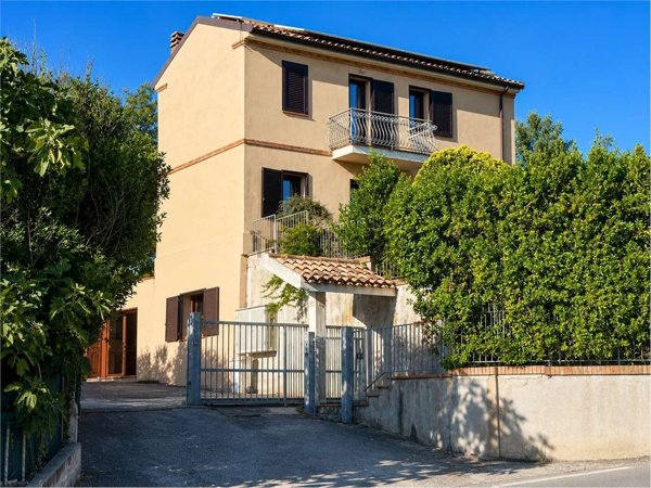 casa semindipendente in vendita ad Ancona in zona Torrette