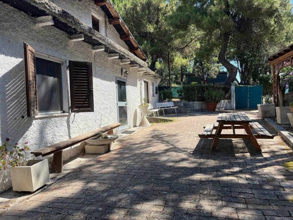 casa indipendente in vendita ad Ancona in zona Varano