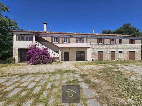casa indipendente in vendita ad Ancona in zona Casette Di Paterno