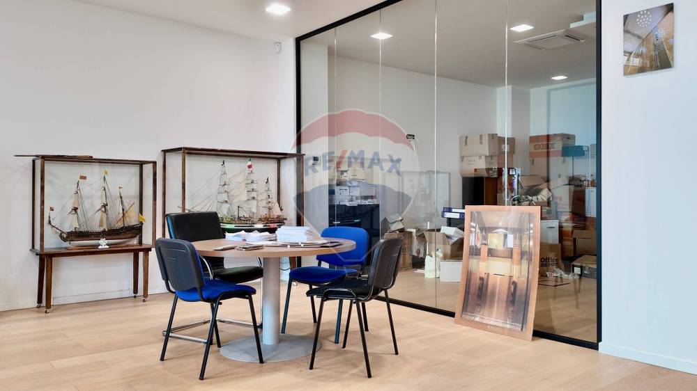 locale commerciale in vendita ad Ancona in zona Torrette