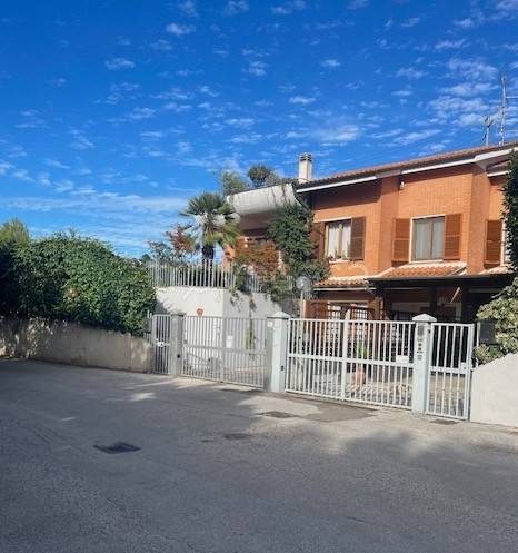 casa indipendente in vendita ad Ancona in zona Pietra La Croce