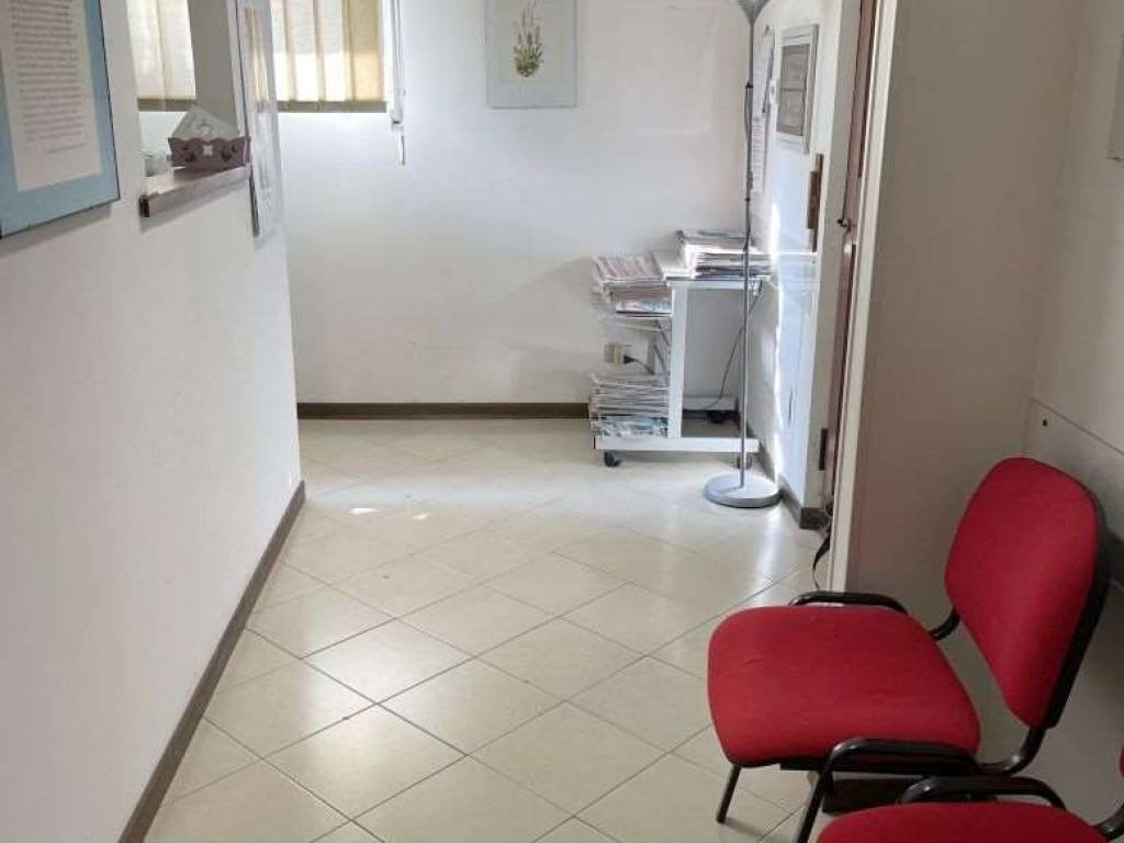 ufficio in vendita ad Ancona in zona Adriatico