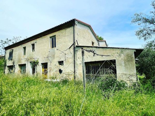 casa indipendente in vendita ad Ancona in zona Adriatico