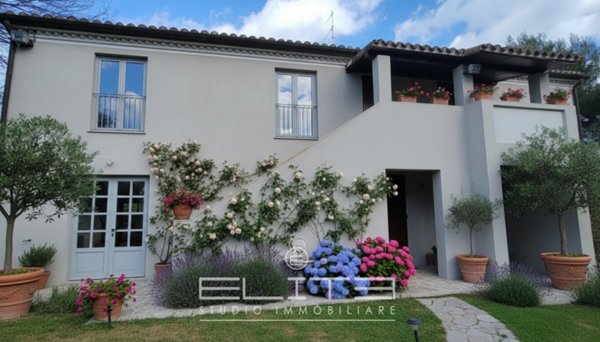 casa indipendente in vendita ad Ancona in zona Candia