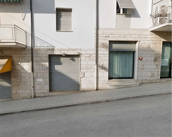 locale commerciale in vendita ad Ancona in zona Delle Grazie