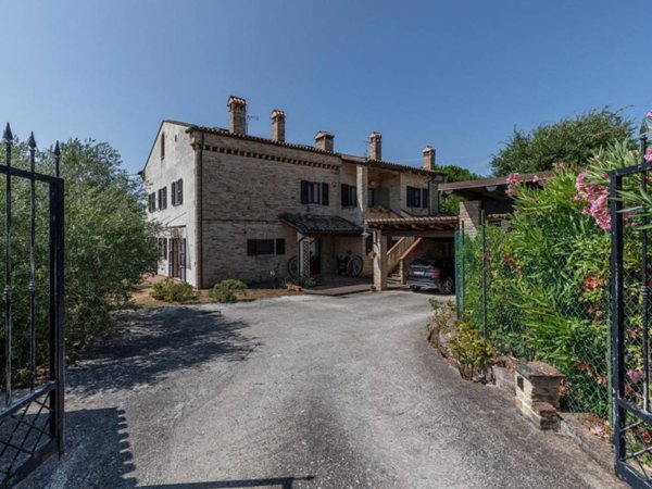 casa indipendente in vendita ad Ancona in zona Adriatico