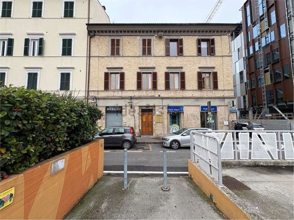 ufficio in vendita ad Ancona in zona Centro Storico