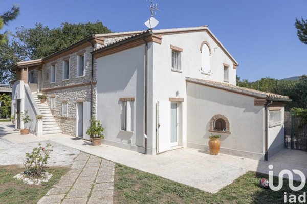 casa indipendente in vendita ad Ancona in zona Varano