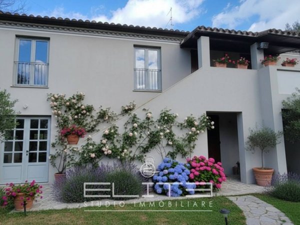 casa indipendente in vendita ad Ancona in zona Candia
