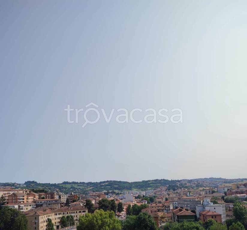 appartamento in vendita ad Ancona in zona Vallemiano