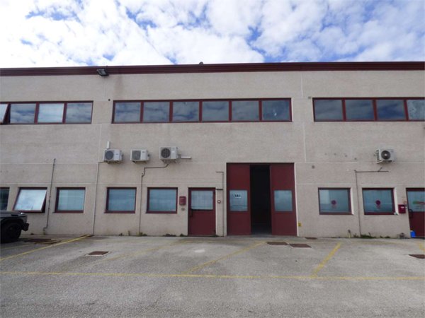 locale commerciale in vendita ad Ancona in zona Baraccola