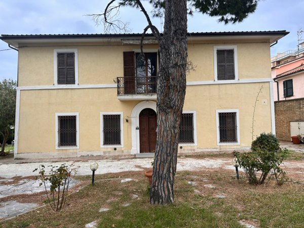 casa indipendente in vendita ad Ancona in zona Torrette