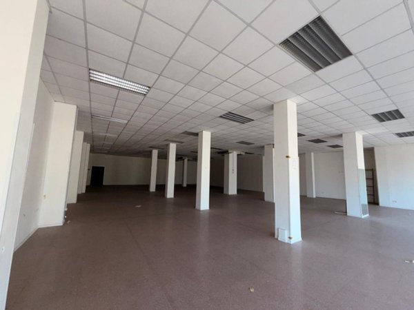 locale commerciale in vendita ad Ancona in zona Baraccola