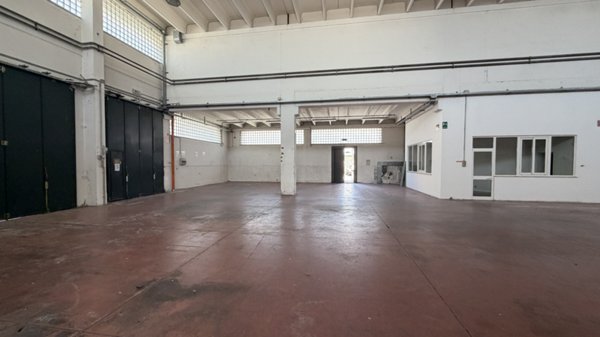 locale commerciale in vendita ad Ancona in zona Baraccola
