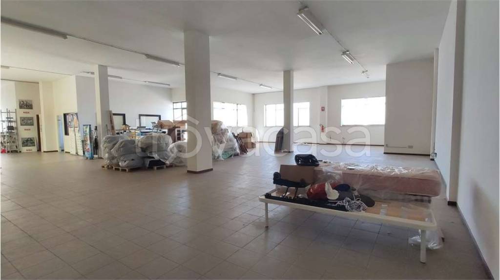 locale commerciale in vendita ad Ancona in zona Candia
