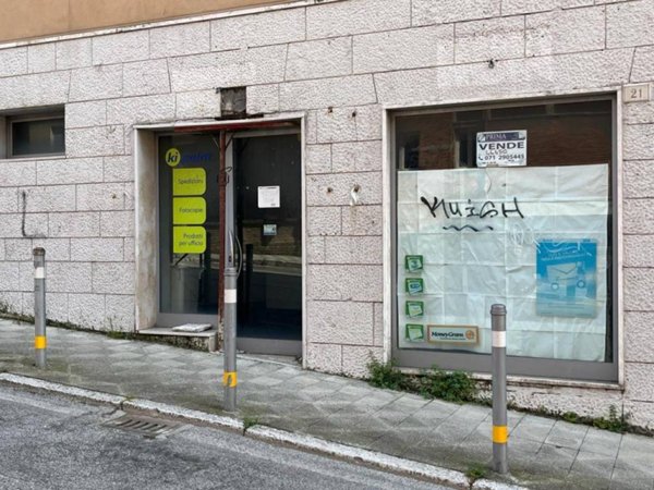 locale commerciale in vendita ad Ancona in zona Piano San Lazzaro