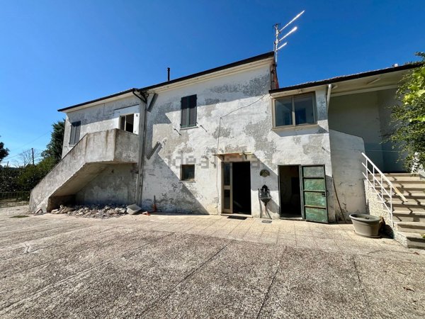 casa indipendente in vendita ad Ancona in zona Candia