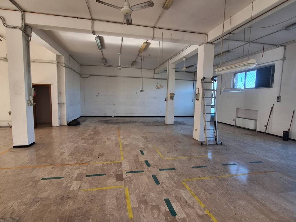 locale commerciale in vendita ad Ancona in zona Baraccola