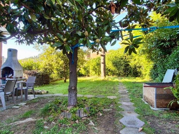 casa indipendente in vendita ad Ancona in zona Montedago