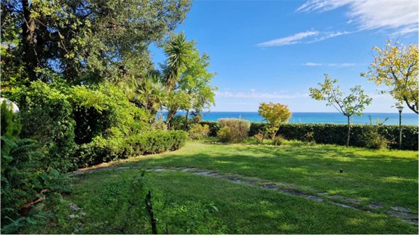 appartamento in vendita ad Ancona in zona Adriatico