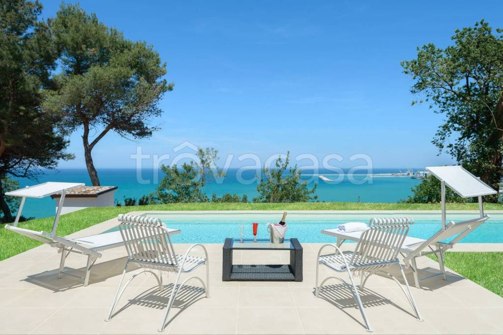 casa indipendente in vendita ad Ancona in zona Torrette