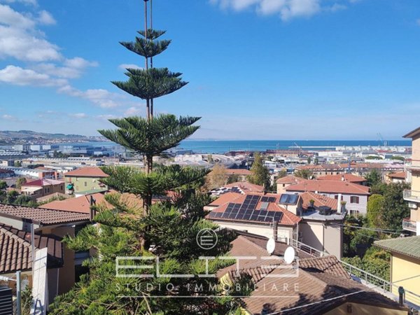 appartamento in vendita ad Ancona in zona Vallemiano