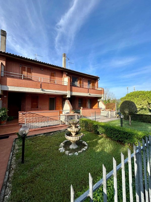casa indipendente in vendita ad Ancona in zona Montedago