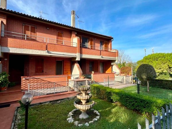 casa indipendente in vendita ad Ancona in zona Montedago
