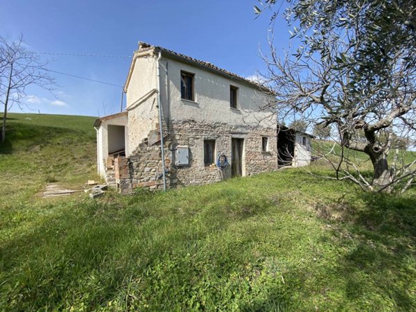 casa indipendente in vendita ad Arcevia in zona Piticchio
