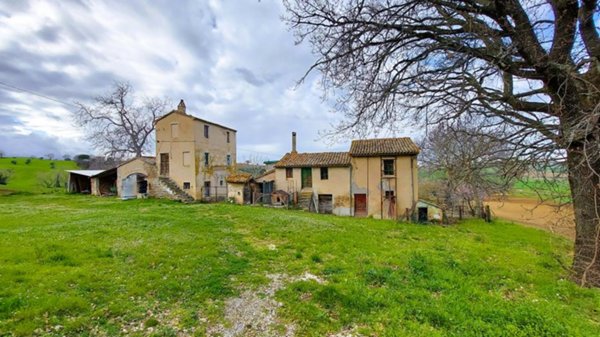 casa indipendente in vendita ad Arcevia in zona Montale