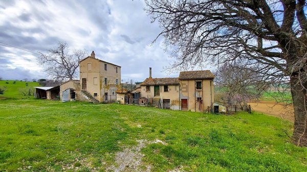 casa indipendente in vendita ad Arcevia in zona Montale