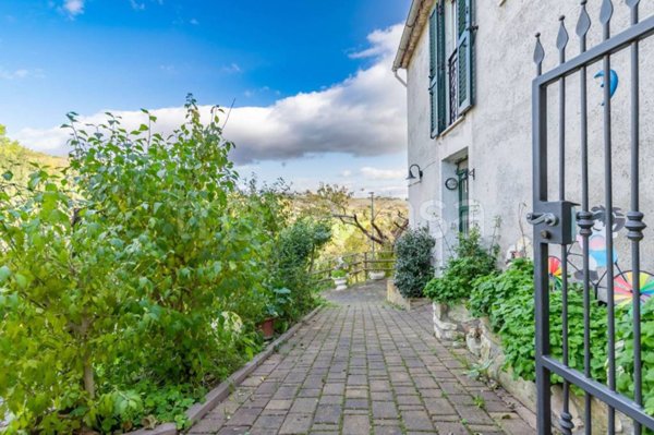 casa indipendente in vendita ad Arcevia in zona Prosano