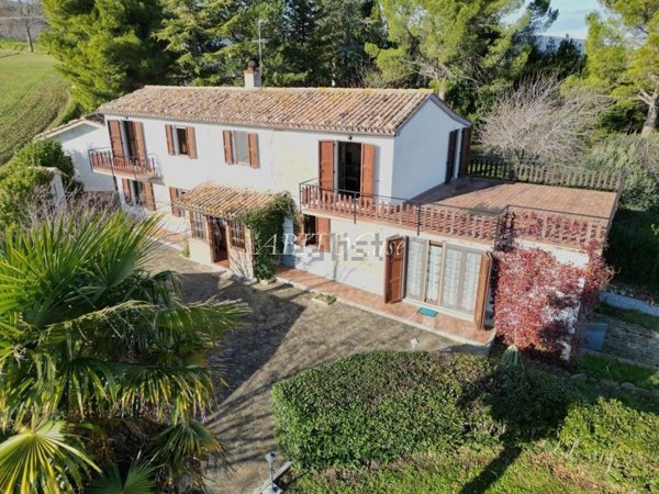casa indipendente in vendita ad Arcevia in zona Costa