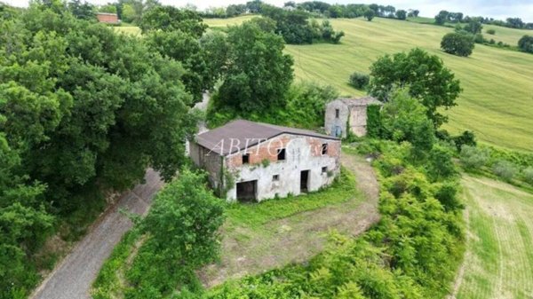 casa indipendente in vendita ad Arcevia in zona Magnadorsa